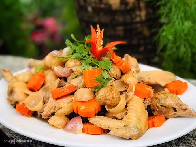 Món gà om dâu Hạ Châu được trang trí thêm rau thơm. Ảnh: Thanh Hằng