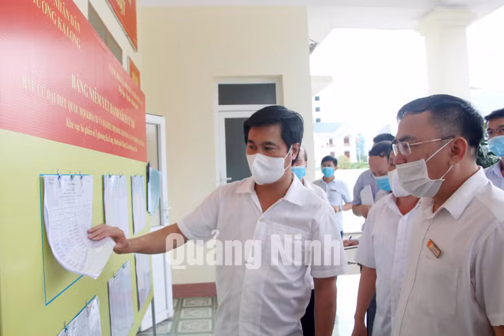 Chủ tịch UBND tỉnh Nguyễn Tường Văn kiểm tra công tác chuẩn bị bầu cử tại khu vực bỏ phiếu số 3, phường Ka Long (5-2021). Ảnh: Thu Chung