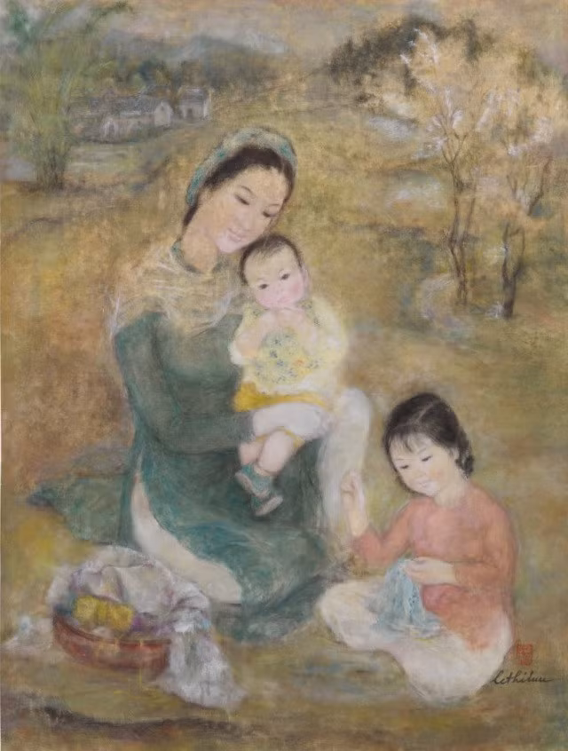 Bức "Người phụ nữ bên các con" của họa sĩ Lê Thị Lựu (1911-1988) được nhà đấu giá Sotheby Hồng Kông bán ra ngày 18/4 vừa qua, đạt mức giá 6.830.000 đô la Hồng Kông (tương đương 20,2 tỷ đồng). Tác phẩm có kích thước 99 x 74cm được thực hiện vào thập niên 1960.