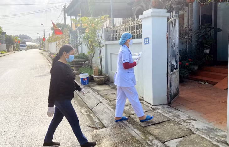 Tổ phòng, chống dịch Covid-19 khu Trới 5 (phường Hoành Bồ, TP Hạ Long) cùng đội ngũ cán bộ y tế cơ sở rà soát, kiểm soát chặt chẽ di biến động dân cư trên địa bàn.