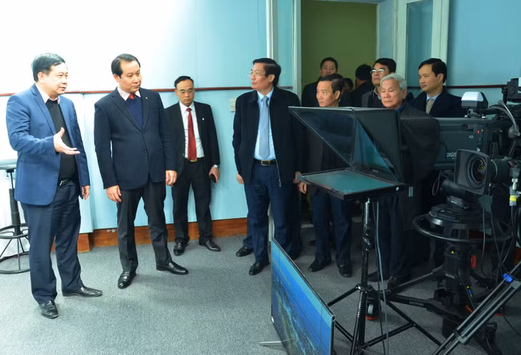 Đoàn công tác tỉnh Vĩnh Phúc tham quan, tìm hiểu hoạt động của Trung tâm Truyền thông tỉnh. Ảnh: Nguyễn Thanh