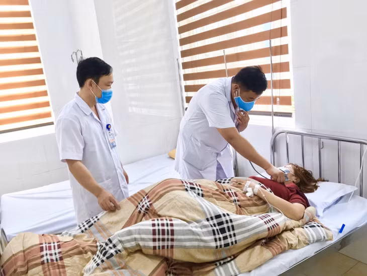 Y, bác sĩ Bệnh xá Bộ CHQS tỉnh khám sức khỏe cho người dân.