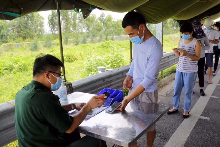 Qua một thời gian hoạt động, bằng hình thức vừa hướng dẫn trực tiếp, vừa tuyên truyền trực quan bằng áp-phích, hệ thống loa truyền thanh, người dân qua lại chốt đã cơ bản sử dụng thành thạo hình thức khai báo y tế điện tử và quét mã QR.