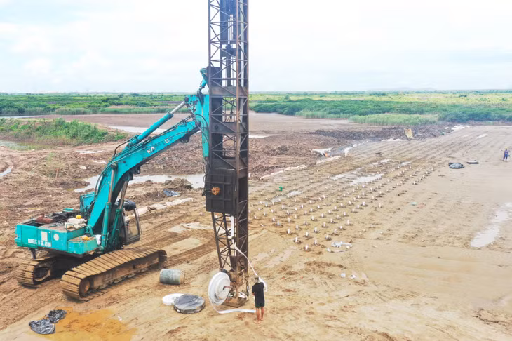 Xử lý nền đất yếu bằng phương pháp bấc thấm. Hiện đã thi công được gần 80.000/1,6 triệu mét.