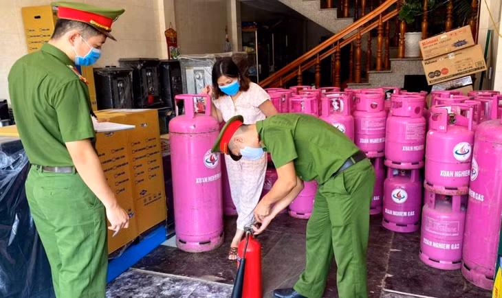Việc triển khai an toàn PCCC đối với các cửa hàng kinh doanh các mặt hàng dễ cháy, tại khu dân cư cần phải được thực hiện nghiêm ngặt.