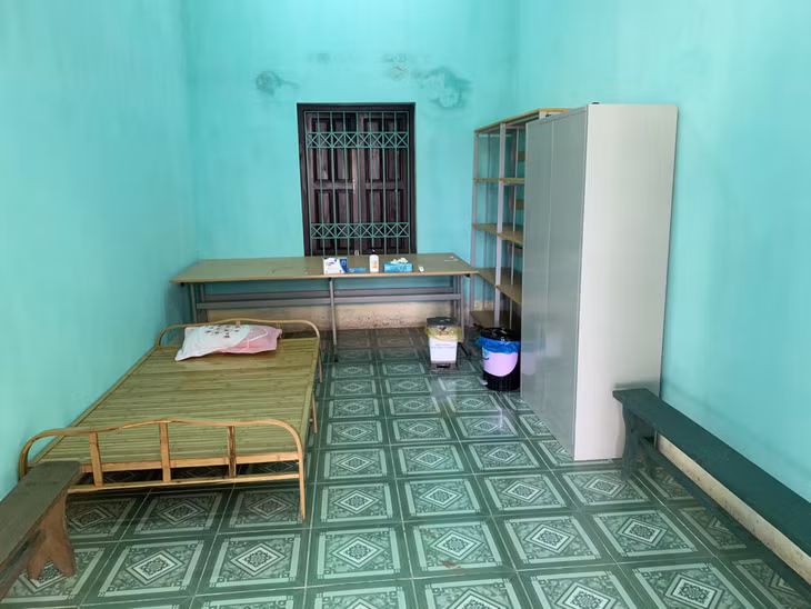 Phòng y tế được trang bị đầy đủ các vật tư y tế phòng dịch.