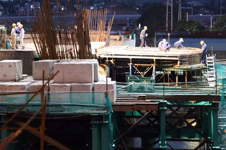 Trên công trường, hàng trăm công nhân đang tập trung thi công ca đêm, quyết tâm đẩy nhanh tiến độ các hạng mục.
