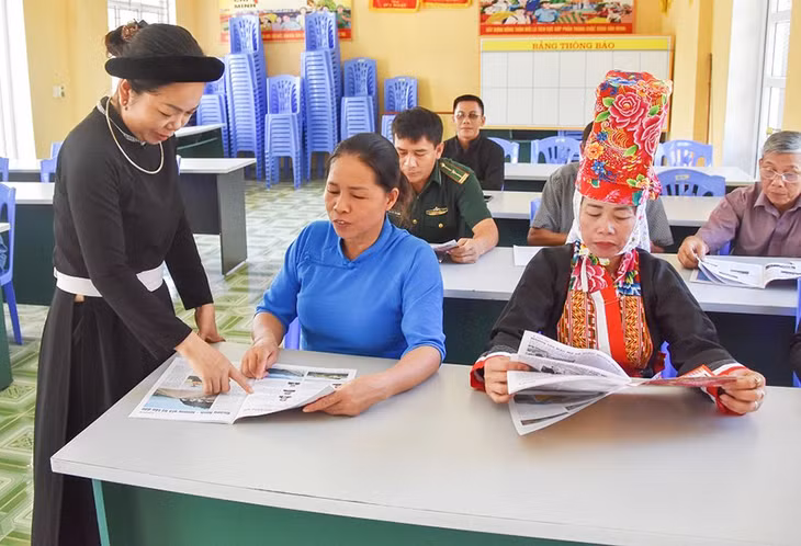Chị Nông Thị Lý, Trưởng ban công tác mặt trận thôn Cửa Khẩu, xã Hoành Mô, huyện Bình Liêu tuyên truyền chính sách pháp luật cho người dân trogn một buổi họp thôn.