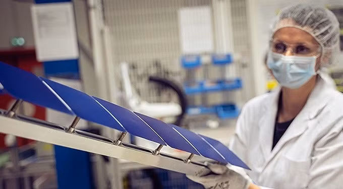Nhóm nghiên cứu công ty Maxeon phát triển pin dán trực tiếp lên mái nhá. Ảnh: Maxeon.