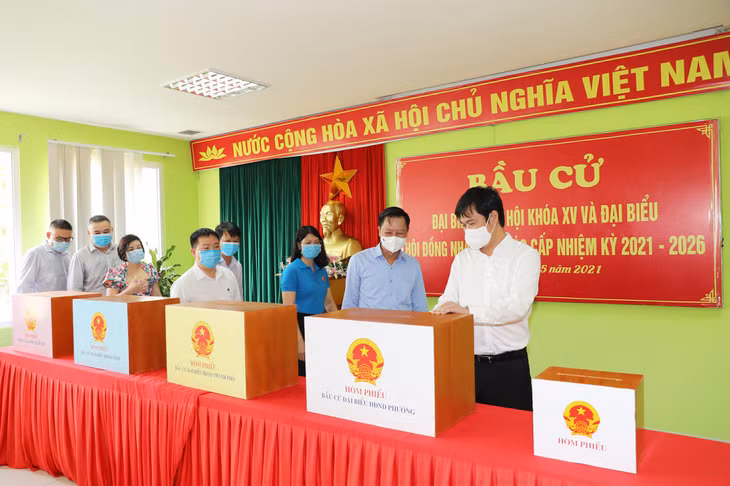 Đồng chí Nguyễn Tường Văn, Chủ tịch UBND tỉnh kiểm tra hòm phiếu tại điểm bỏ phiếu KCN Hải Yên.