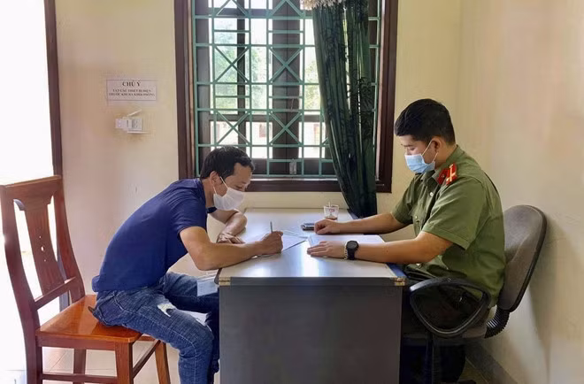 Lực lượng công an làm việc với chủ tài khoản Facebook vi phạm.