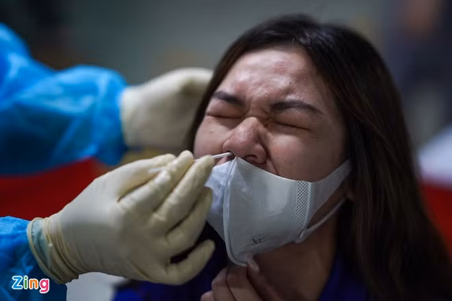 Người dân được lấy mẫu xét nghiệm Covid-19. Ảnh: Chí Hùng.