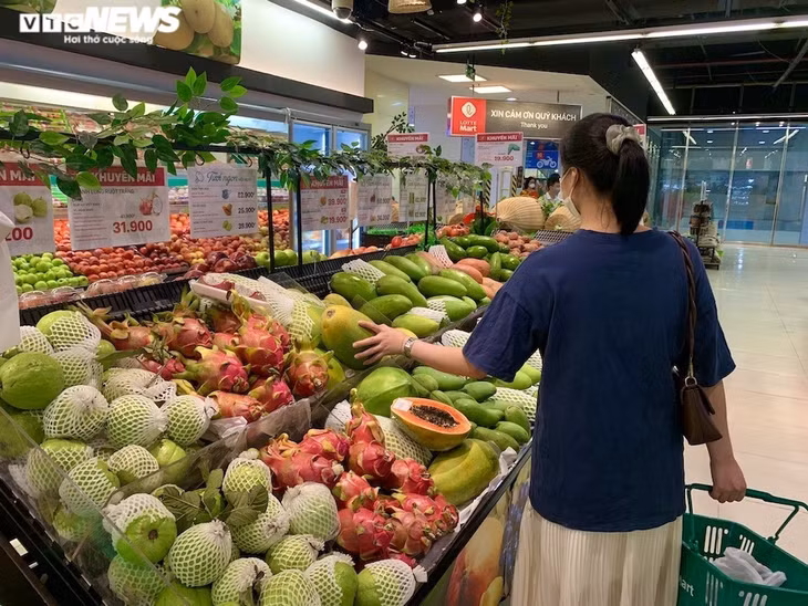 Một khách hàng cho biết, chị đã tìm mua vải tươi trong siêu thị này rất lâu mà chưa thấy.