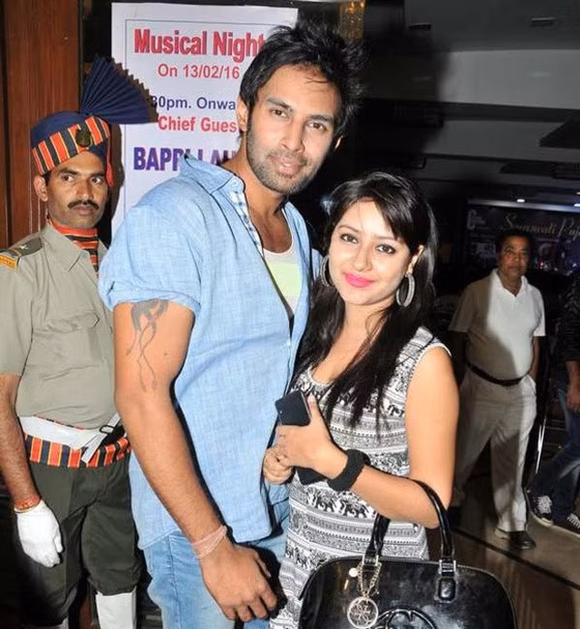 Pratyusha Banerjee và bạn trai - Rahul Raj Singh từng có mối tình đau khổ. Chuyện tình với nhà đạo diễn này được xem là một trong những nguyên nhân khiến Pratyusha Banerjee tự vẫn.