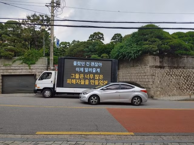 Lee Seung Gi bị fan treo băng rôn tận nhà phản đối hẹn hò Lee Da In - Ảnh 1.