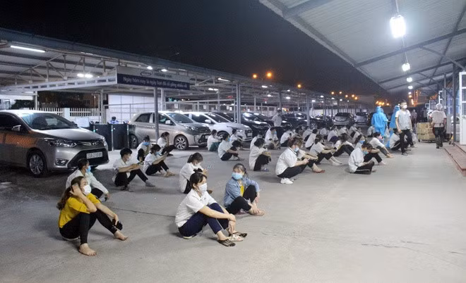 Hơn 3.000 công nhân của 3 công ty được yêu cầu ở lại doanh nghiệp để xét nghiệm trong đêm. Ảnh: Báo Thái Nguyên.