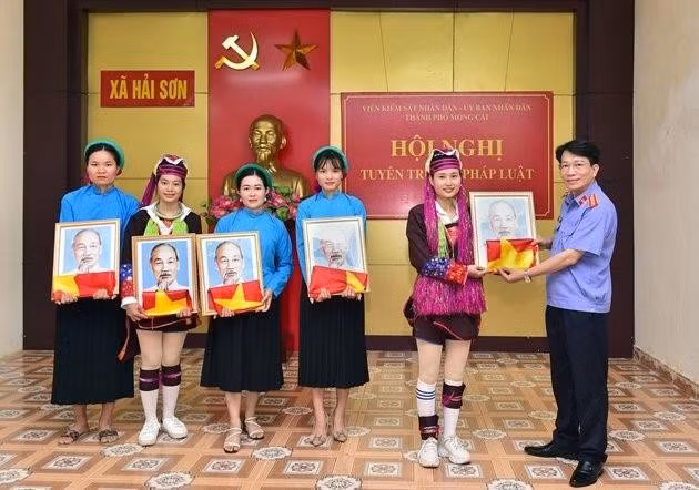 Viện KSND TP Móng Cái phối hợp tặng cờ Tổ quốc và ảnh Bác Hồ cho đồng bào dân tộc thiểu số xã Hải Sơn, TP Móng Cái.