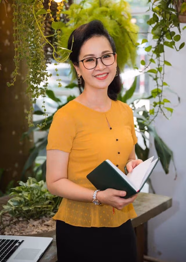Khác với tạo hình lam lũ, xuề xoà trên phim, NSND Lan Hương ngoài đời vẫn được ngưỡng mộ bởi nét đẹp nền nã, phúc hậu ở tuổi U60.