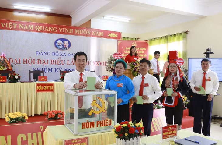 Các đại biểu bỏ phiếu bầu Bí thư Đảng ủy xã Đại Dực (huyện Tiên Yên) nhiệm kỳ 2020-2025. Ảnh: Xuân Thao
