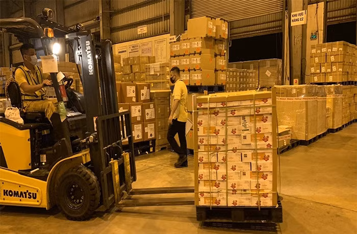 Như những chuyến bay khác của Vietnam Airlines, chuyến hàng chở vải thiều cũng tuân theo những tiêu chuẩn phòng chống dịch bệnh hết sức chặt chẽ để ngăn ngừa ảnh hưởng của COVID-19.