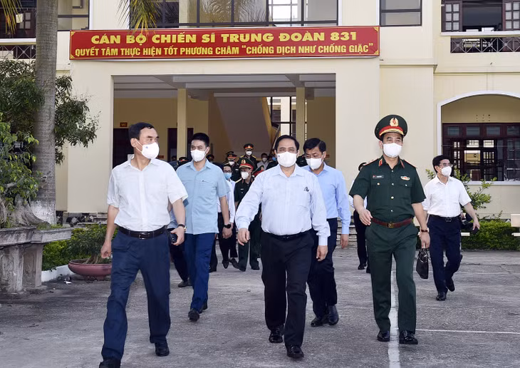 Thủ tướng và đoàn công tác đã tới thăm, động viên cán bộ, chiến sĩ và các lực lượng đang làm nhiệm vụ tại Trung đoàn 831 - Bộ Chỉ huy quân sự tỉnh Bắc Giang. Thủ tướng và đoàn công tác đã tới thăm, động viên cán bộ, chiến sĩ và các lực lượng đang làm nhiệm vụ tại Trung đoàn 831 - Bộ Chỉ huy quân sự tỉnh Bắc Giang.