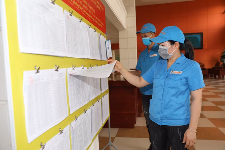 Công nhân tại KCN Hải Yên, Móng Cái, phấn khởi đi bầu cử.