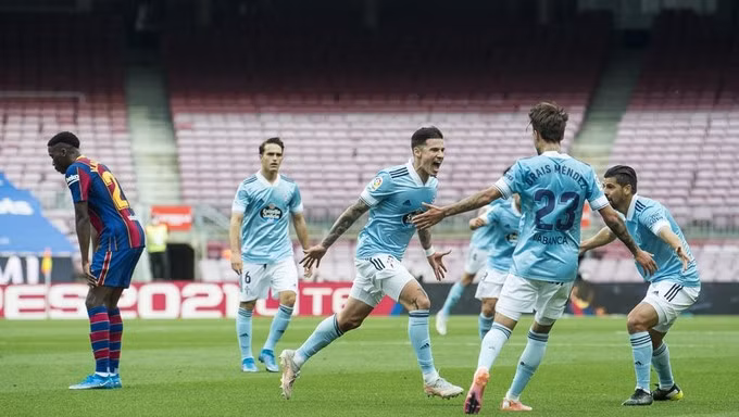 Santi Mina chia vui với các đồng đội sau khi ghi bàn ấn định thắng lợi cho Celta Vigo. Ảnh: Mundo Deportivo