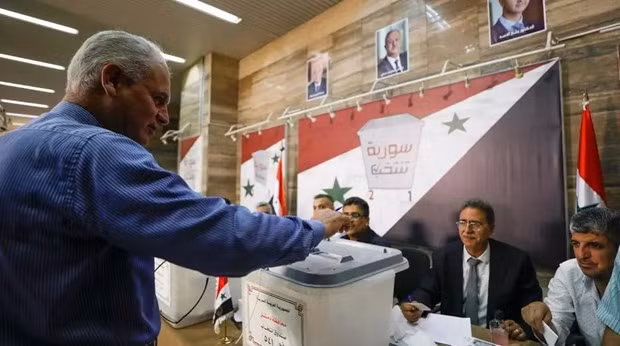 Nguoi dan Syria di bo phieu bau chon nha lanh dao dat nuoc hinh anh 1