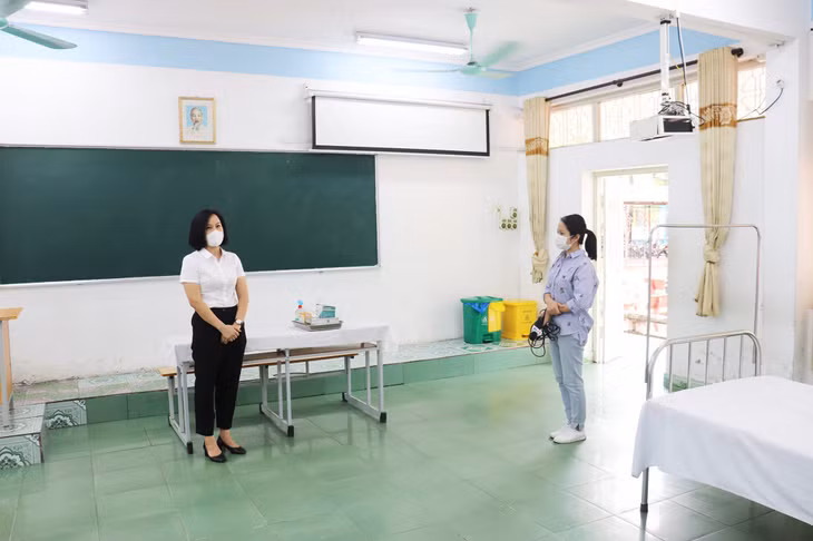 Phòng chăm sóc y tế được nhà trường chuẩn bị chu đáo với đầy đủ giường, trang thiết bị y tế đảm bảo an toàn.