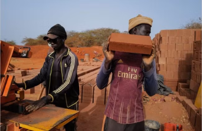 Sản xuất gạch đất tại nhà máy Elementerre ở Mbour, Senegal. (Ảnh: Reuters)