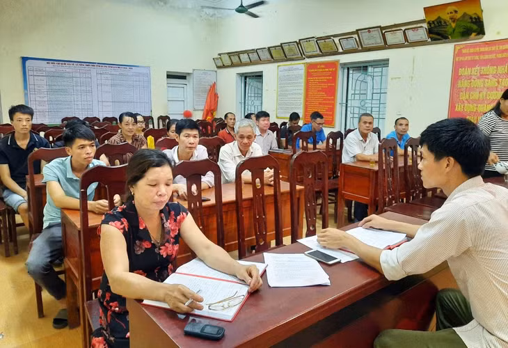 Buổi sinh hoạt của Chi bộ thôn Xóm Mới (xã Lương Mông, Ba Chẽ) - Chi bộ thôn sáp nhập đầu tiên của huyện trong nhiệm kỳ 2020-2022.