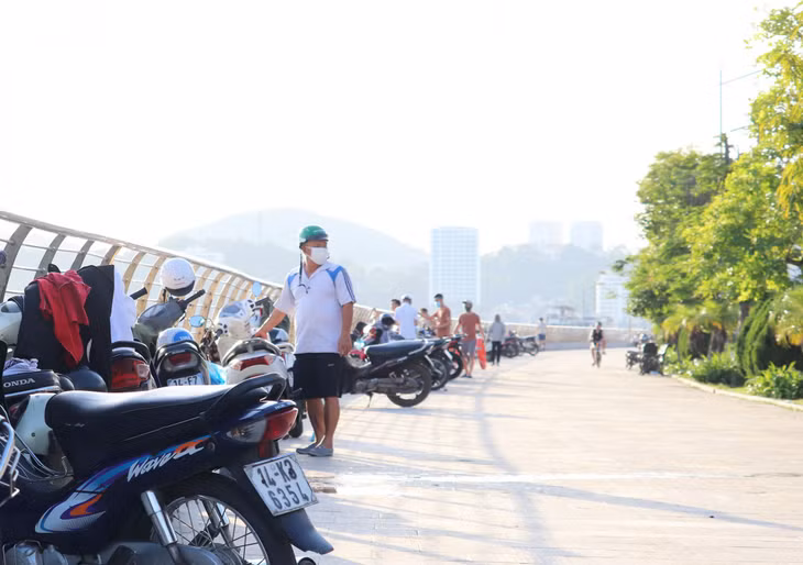 Vào khoảng 16h30 đến 18h, dọc khu vực đường bao biển có rất đông người dân đến tắm biển, mặc dù đã có biển cấm tắm và "phớt lờ" việc thực hiện các quy định về phòng dịch.