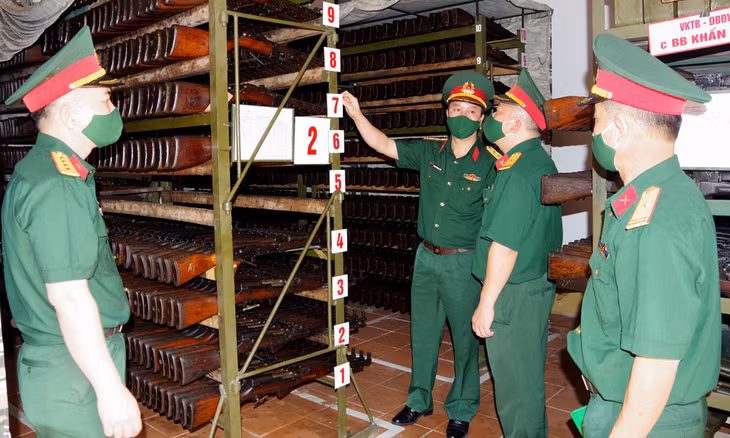 Đảm bảo công tác kỹ thuật tại Ban CHQS TP Cẩm Phả. Ảnh: Phạm Hà (Ban CHQS tỉnh)