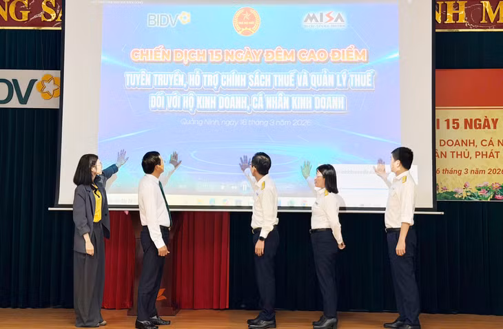 Các đại biểu bấm nút khởi động chương trình đồng hành cùng hộ kinh doanh.