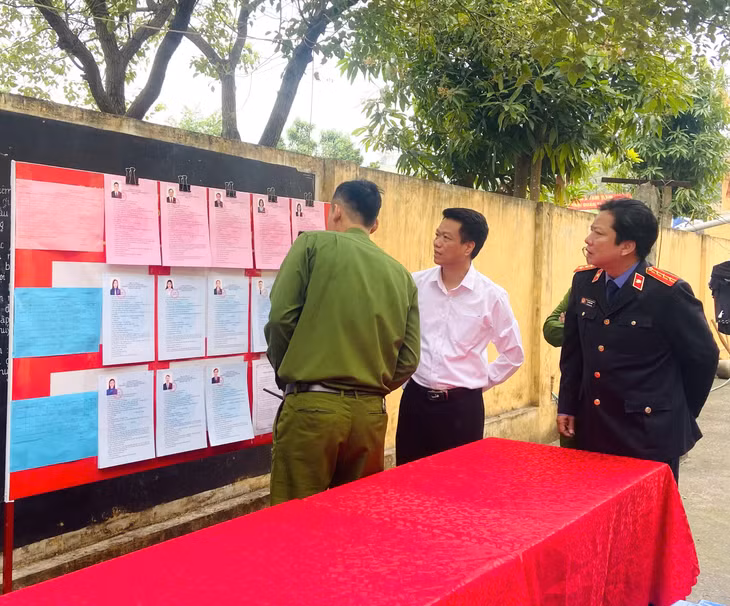 Đoàn công tác kiểm tra việc lập và niêm yết danh sách cử tri