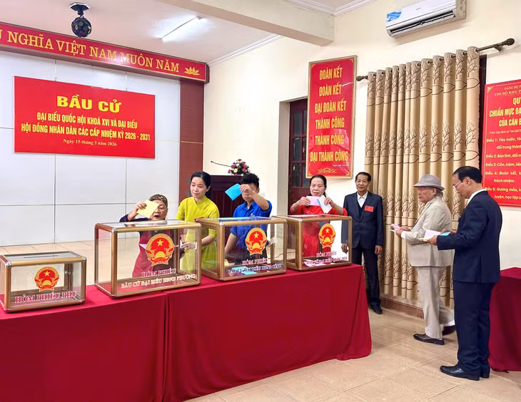 Các cử tri phường Cẩm Phả tham gia bỏ phiếu bầu đại biểu Quốc hội và đại biểu Hội đồng nhân dân các cấp nhiệm kỳ 2026-2031.