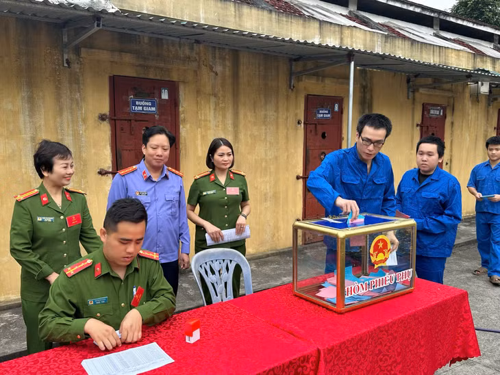 Kiểm sát việc tổ chức cho người bị tạm giữ, người bị tạm giam bỏ phiếu