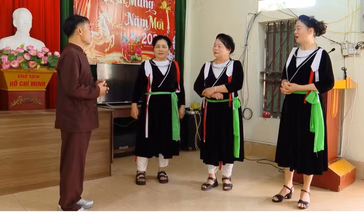 CLB Soọng cô thôn Hà Dong Bắc sinh hoạt, ôn luyện làn điệu dân ca dân tộc.