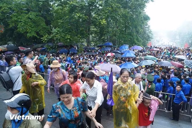 Hàng ngàn người dân, du khách lên núi Nghĩa Lĩnh dâng hương, bái Tổ Hùng Vương. (Ảnh: Việt Anh/Vietnam+)