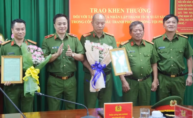 Thiếu tướng Mai Hoàng (thứ 2, bên trái) biểu dương các lực lượng tham gia phá án, đánh giá cao việc phối hợp tác chiến giữa công an thành phố với tỉnh Đồng Nai, Bình Dương. Ảnh: Quốc Thắng