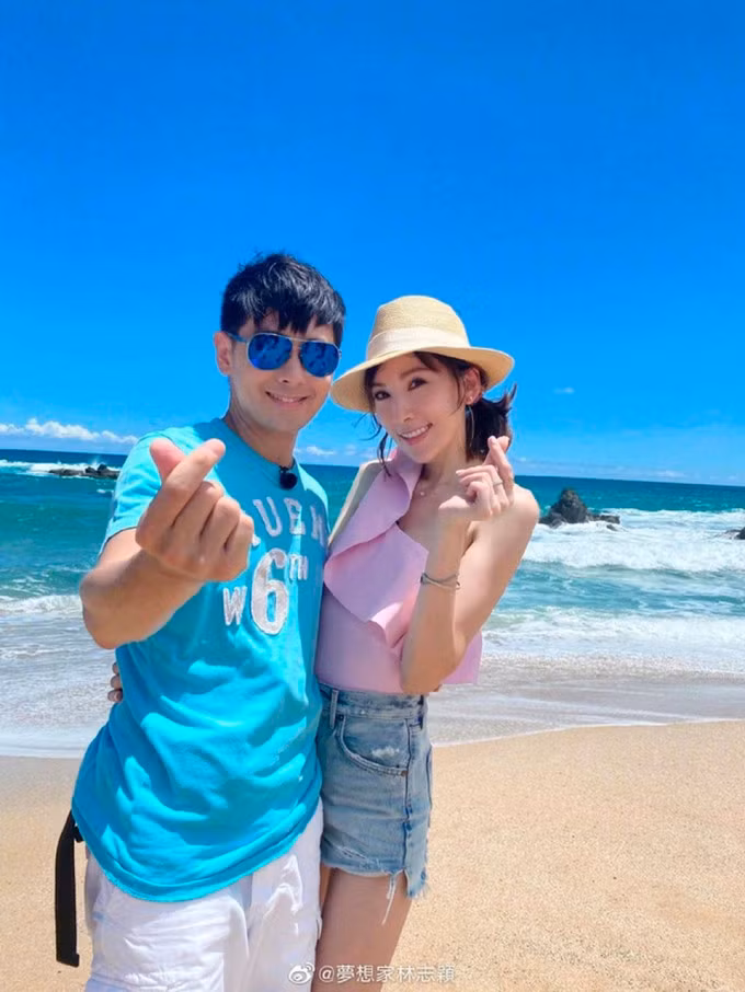Vợ chồng Chí Dĩnh - Nhược Nghi. Ảnh: Weibo/Lin Zhiying