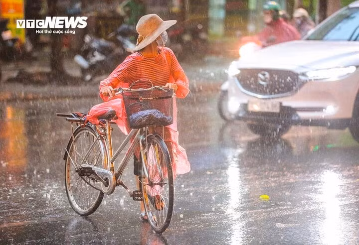 Ngày 24/4, Bắc Bộ mưa rào và dông rải rác, cục bộ mưa to. (Ảnh minh hoạ: Ngô Nhung)