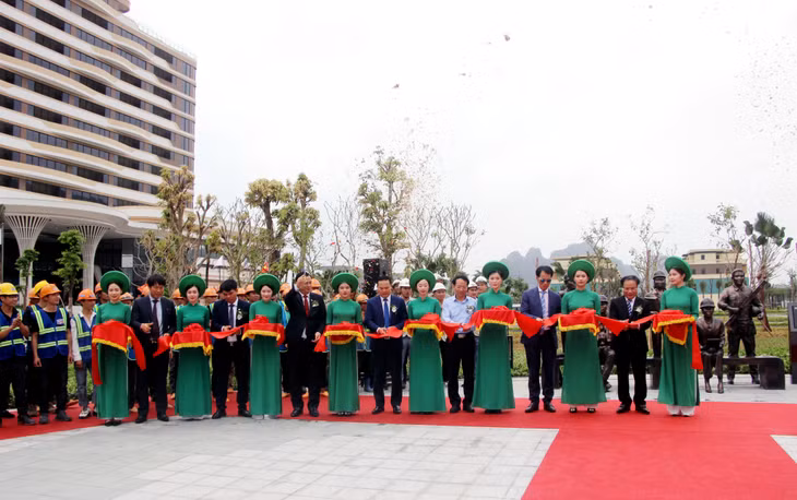 Các đại biểu cắt băng khánh thành Công trình biểu tượng vinh danh Người xây dựng tại Tổ hợp nghỉ dưỡng Sonasea Vân Đồn Harbor City.