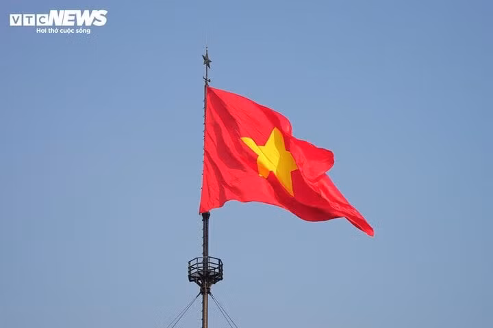 Cờ Tổ quốc được kéo lên trên đỉnh kỳ đại ở di tích đôi bờ Hiền Lương - Bến Hải. (Ảnh: Nguyễn Luân)