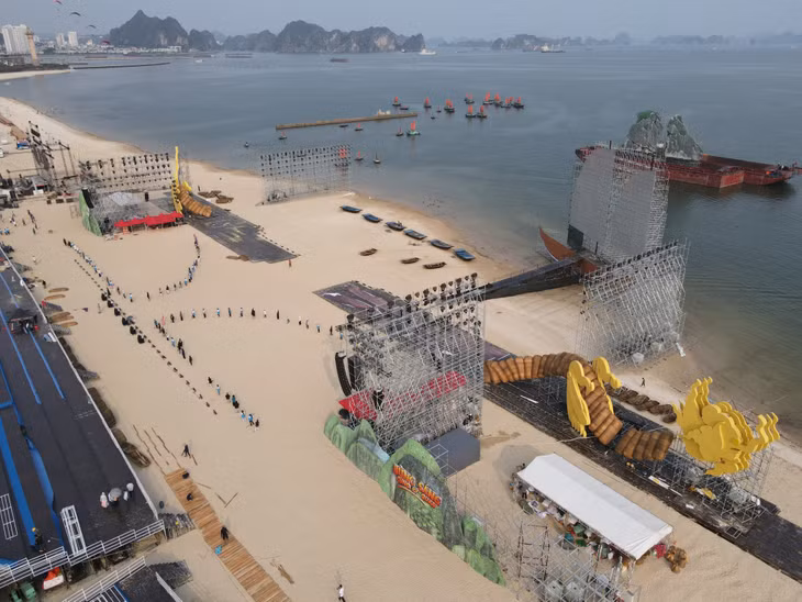 Tại khu vực diễn ra chương trình Carnaval Hạ Long 2024 các diễn viên đang tích cực tập luyện, khớp các tiết mục biểu diễn.