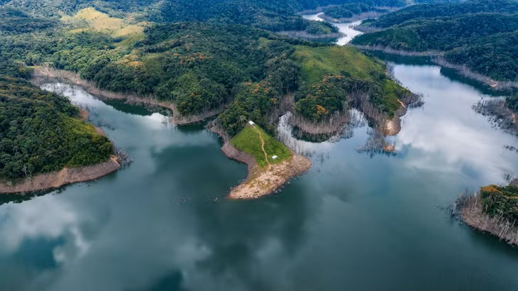 Những hòn đảo trên mặt hồ là nơi dừng chân để du khách tổ chức cắm trại, nghỉ ngơi. Ảnh: Đô Đô
