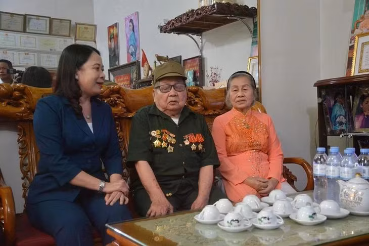 Đồng chí Võ Thị Ánh Xuân, thăm hỏi, động viên chiến sĩ Điện Biên Nguyễn Hữu Chấp ở phường Him Lam, thành phố Điện Biên Phủ.