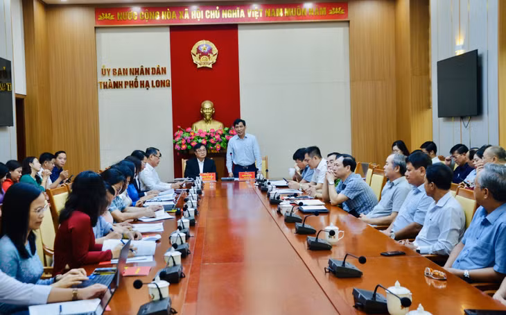 Đồng chí Nguyễn Tiến Dũng, Chủ tịch UBND TP Hạ Long đã chia sẻ thẳng thắn, làm rõ hơn những vấn đề mà đoàn quan tâm.