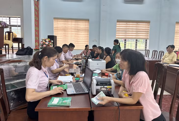 Ngân hàng Chính sách xã hội huyện Ba Chẽ giải ngân vốn vay cho người dân.