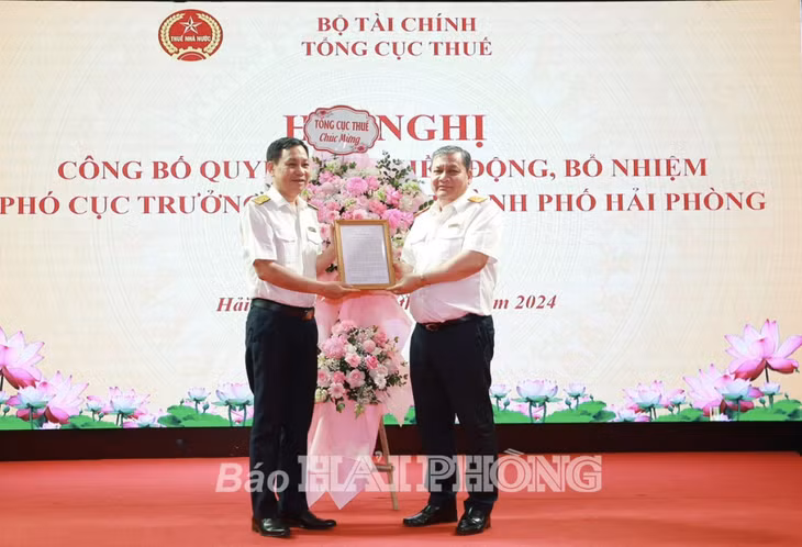 Đồng chí Phi Vân Tuấn, Phó Tổng Cục trưởng Tổng cục Thuế trao Quyết định của Tổng cục Thuế cho đồng chí Mai Chiến Thắng. (Ảnh: Báo Hải Phòng)